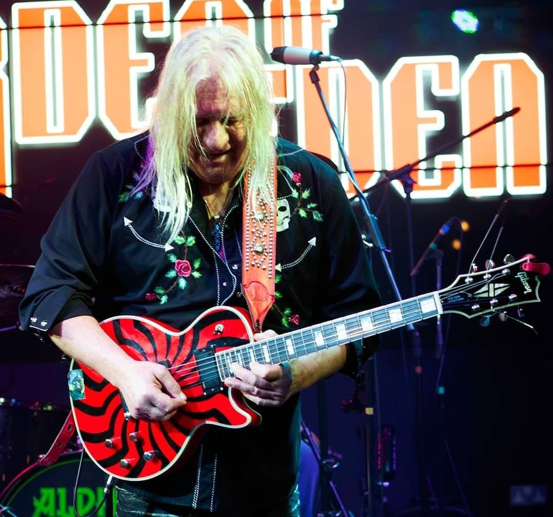 Garden of Eden guitarist live